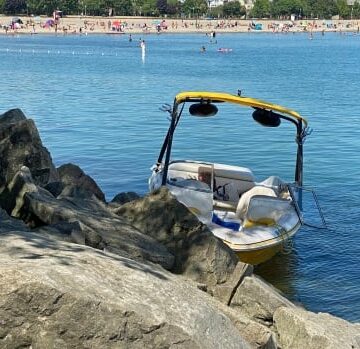1 man dead, 6 others injured after boat crashes into rocks near Woodbine Beach
