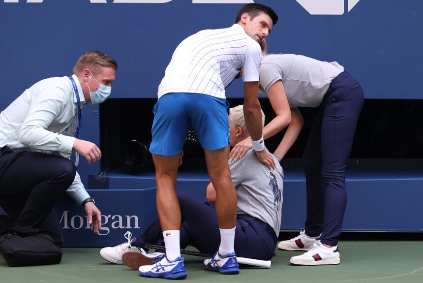 US Open: coup de tonnerre, Djokovic disqualifié pour un geste d’humeur sur une juge de ligne