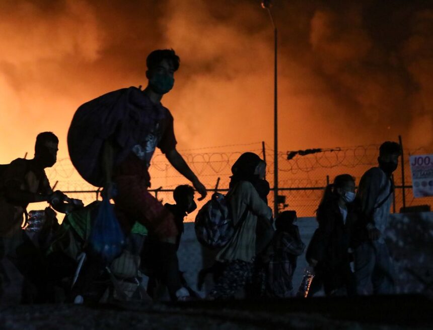 Insel Lesbos: Flüchtlingslager Moria steht fast vollständig in Flammen