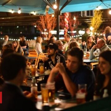 Covid: Pubs and restaurants in England to have 10pm closing times