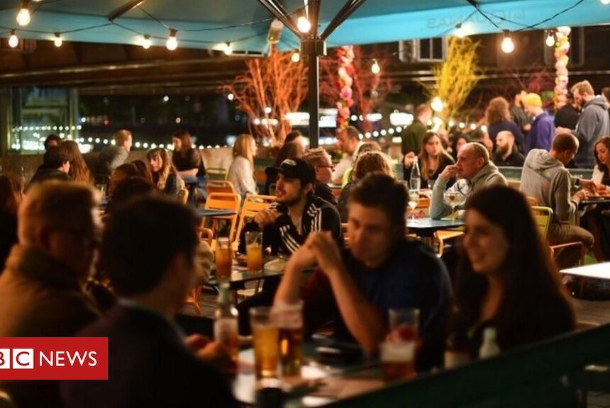Covid: Pubs and restaurants in England to have 10pm closing times