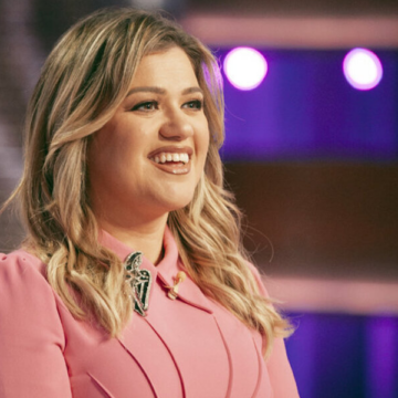 Kelly Clarkson Calls 2020 A ‘Dumpster Fire,’ Addresses Divorce In Return To TV