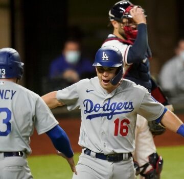 Smith, Seager help Dodgers extend series