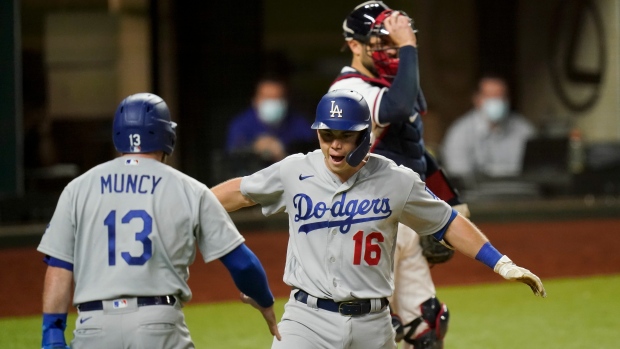 Smith, Seager help Dodgers extend series