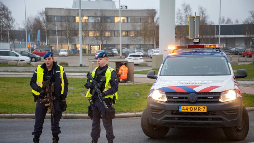 Vliegtuig Schiphol ontruimd na bommelding, melder opgepakt in Haarlem