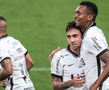 Jô quebra jejum de gols, e Corinthians vence o Goiás de virada na Arena