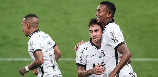 Jô quebra jejum de gols, e Corinthians vence o Goiás de virada na Arena