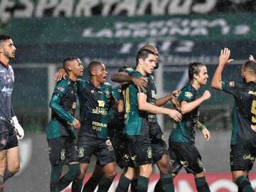 América goleia Vitória no Horto, mantém liderança e carimba vaga na Série A do Brasileirão