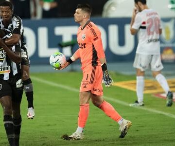 Botafogo vence São Paulo em jogo com expulsão de Reinaldo e pênalti perdido