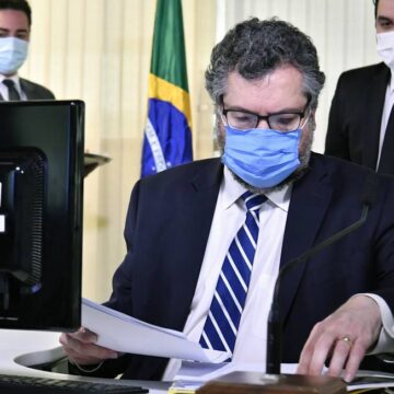 Em sessão conturbada, senadores pedem que Ernesto Araújo deixe o cargo, mas ministro diz que não vai sair