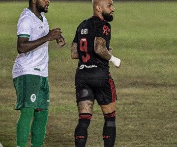 Na despedida do time misto, Flamengo reprisa defeito, perde gols e empata