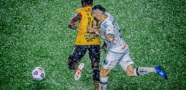 Sob muita chuva e com gol contra, Santos é derrotado pelo Barcelona (EQU) Sob muita chuva e com gol contra, Santos é derrotado pelo Barcelona (EQU)