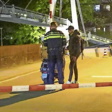 Jesse (21) reed met scooter op brug Groningen toen schip erop klapte: ‘Leek wel aardbeving’