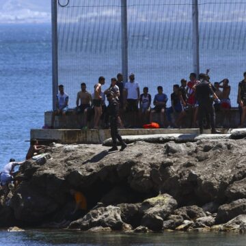 Tausende Migranten schwimmen nach Ceuta