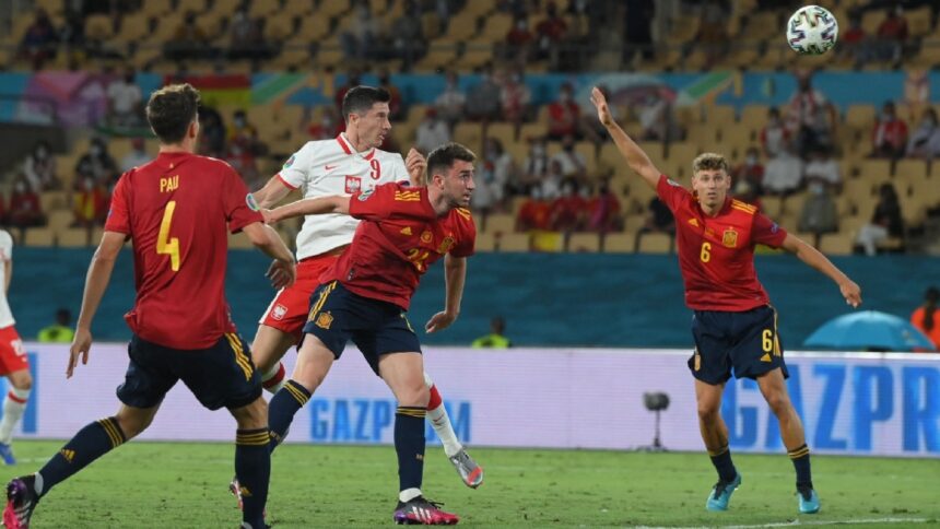 Lewandowski bezorgt Spanje grote problemen met rake kopbal