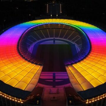 Berliner Olympiastadion erstrahlt zum Deutschlandspiel in Regenbogen-Farben