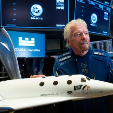 Miljardairs in ‘marketingrace’ naar de ruimte: ‘Altijd risico dat iets misgaat’