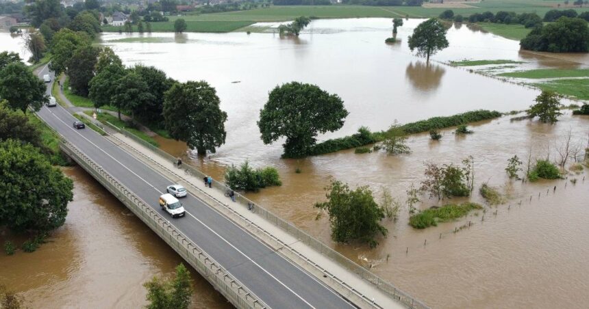 Dammbruch der Rur im Kreis Heinsberg: Ophoven wegen Hochwasser evakuiert