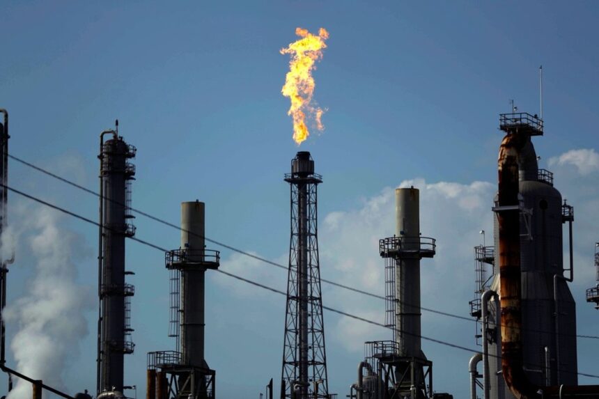 Opep e aliados concordam com aumento da produção de petróleo para amenizar alta nos preços