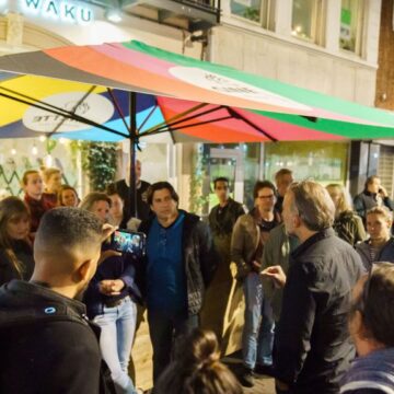 Utrechts restaurant WAKU WAKU weigert te sluiten na verordening, sympathisanten verzamelen zich bij Vredenburg
