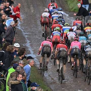 Paris-Roubaix EN DIRECT : Seul en tête, Moscon crève… Van der Poel va tenter d’en profiter…