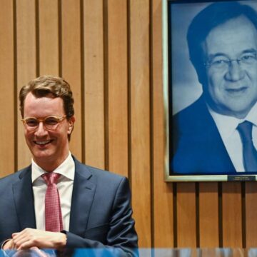 Neuer Ministerpräsident: Armin Laschet leitet mit Hendrik Wüst markanten Wechsel in NRW-CDU ein
