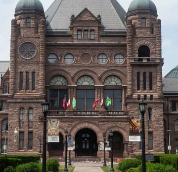 Ontario government to hike minimum wage to $15 on Jan. 1, sources say