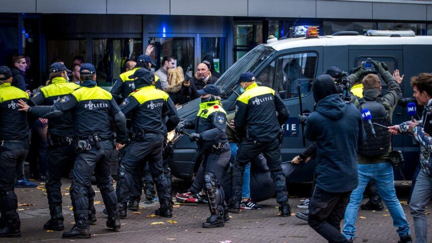 Politie arresteert zeven personen die zich opdrongen aan KOZP-demonstranten