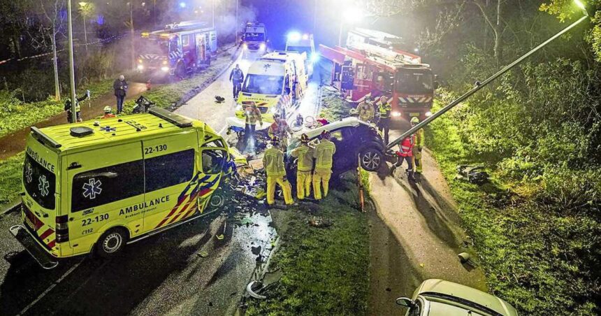 Drie tieners overleden na botsing ambulance en auto in Helmond