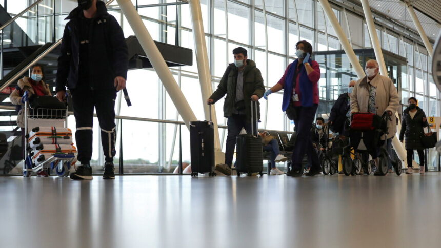 Omicron : aux Pays-Bas, 13 passagers en provenance d’Afrique du Sud sont porteurs du variant, la contagion se poursuit en Europe
