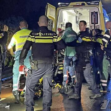 Bestuurder busje gepakt na vlucht: groep fietsers gewond bij zwaar ongeluk in Oudkarspel