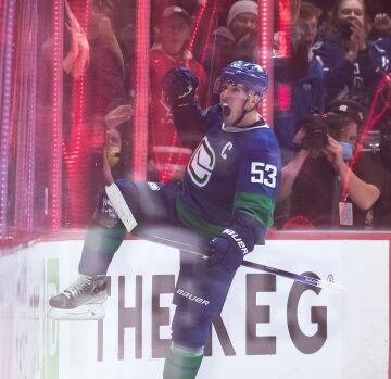 Horvat scores twice, Canucks get gritty comeback win over Jackets