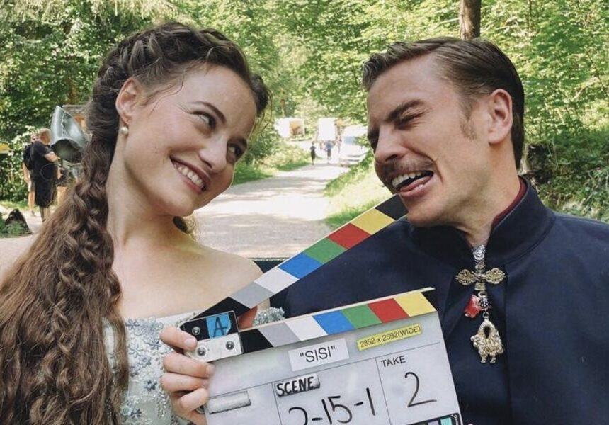 Sissi (TF1) : Jannik Schümann (Franz) dévoile les coulisses insolites du tournage sur Instagram (PHOTOS)