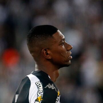 Corinthians se acerta com Kanu e se aproxima da pedida do Botafogo, com jogadores em troca