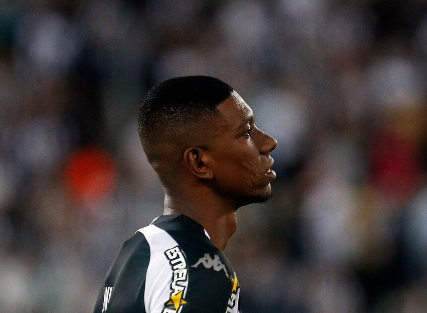 Corinthians se acerta com Kanu e se aproxima da pedida do Botafogo, com jogadores em troca
