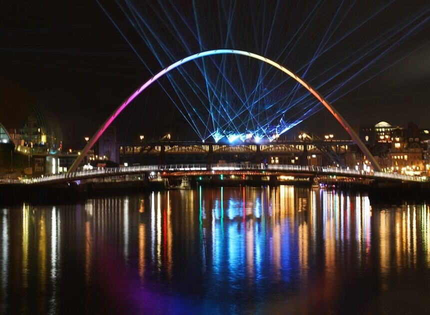 Lasershow statt Feuerwerk: Die Welt begrüßt 2022 unter Corona-Bedingungen