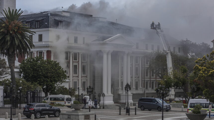 Kapstadt: Festnahme nach Feuer in Südafrikas Parlament