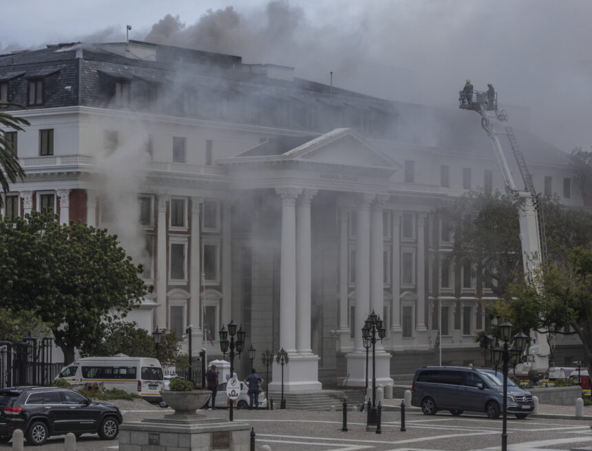 Kapstadt: Festnahme nach Feuer in Südafrikas Parlament