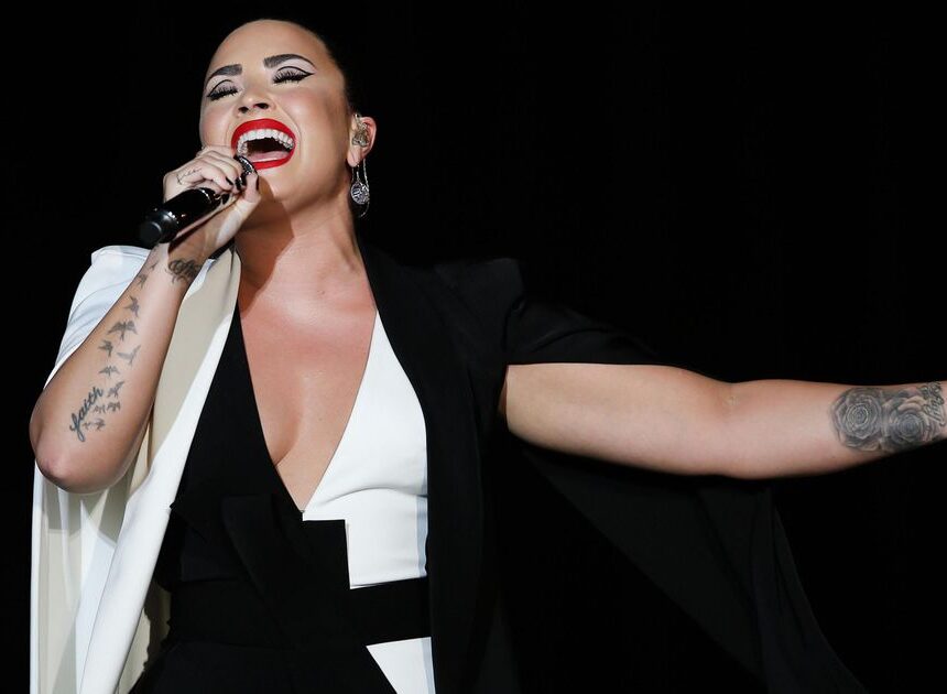 Demi Lovato laat grote spin op haar hoofd tatoeëren