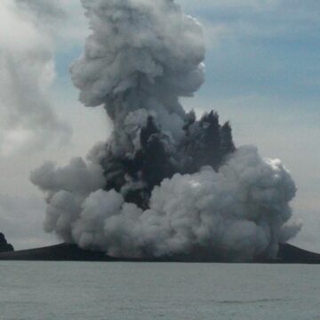 Gevolgen enorme vulkaanuitbarsting Tonga ook in Nederland waarneembaar
