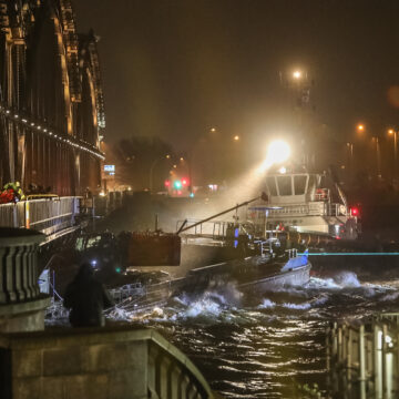 Schwere Sturmflut! Polizei sperrt Gebiete ab, Schiff klemmt unter Brücke fest