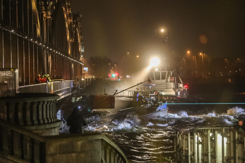 Schwere Sturmflut! Polizei sperrt Gebiete ab, Schiff klemmt unter Brücke fest