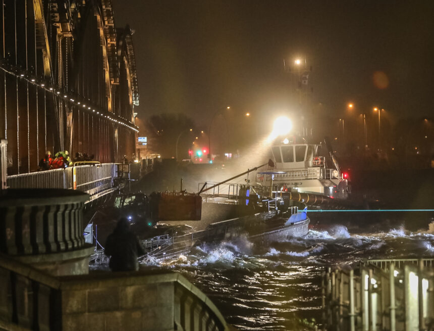 Schwere Sturmflut! Polizei sperrt Gebiete ab, Schiff klemmt unter Brücke fest Schwere Sturmflut! Polizei sperrt Gebiete ab, Schiff klemmt unter Brücke fest