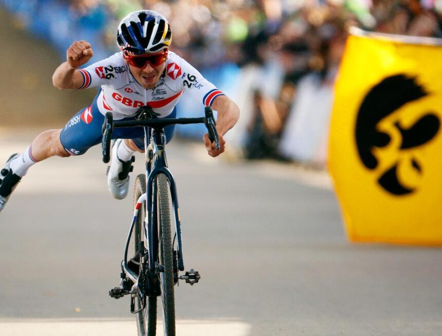 Pidcock voor het eerst wereldkampioen veldrijden, Van der Haar pakt zilver Pidcock voor het eerst wereldkampioen veldrijden, Van der Haar pakt zilver