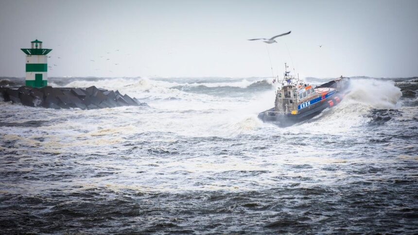 Alle opvarenden van op drift geraakt bulkschip gered na botsing bij IJmuiden