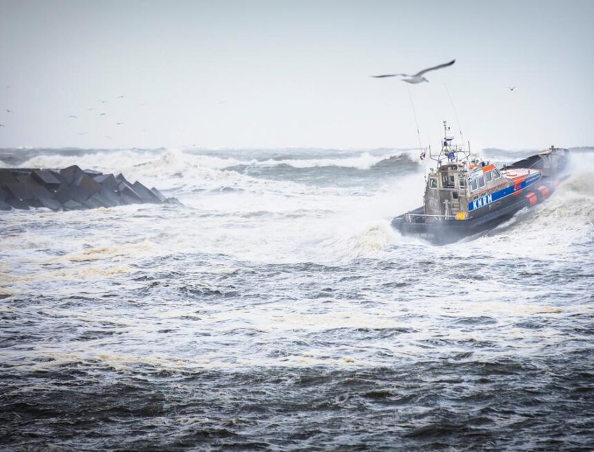 Alle opvarenden van op drift geraakt bulkschip gered na botsing bij IJmuiden Alle opvarenden van op drift geraakt bulkschip gered na botsing bij IJmuiden