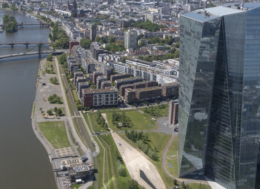 Trotz mehr als 5 Prozent Inflation: EZB lässt den Leitzins unverändert Trotz mehr als 5 Prozent Inflation: EZB lässt den Leitzins unverändert