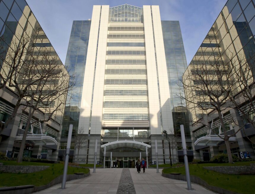 Murdocks Medienkonzern News Corp von Hackern attackiert Murdocks Medienkonzern News Corp von Hackern attackiert