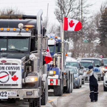 Vidéo : la ville d’Ottawa, paralysée par des dizaines de camionneurs canadiens anti-passe vaccinal