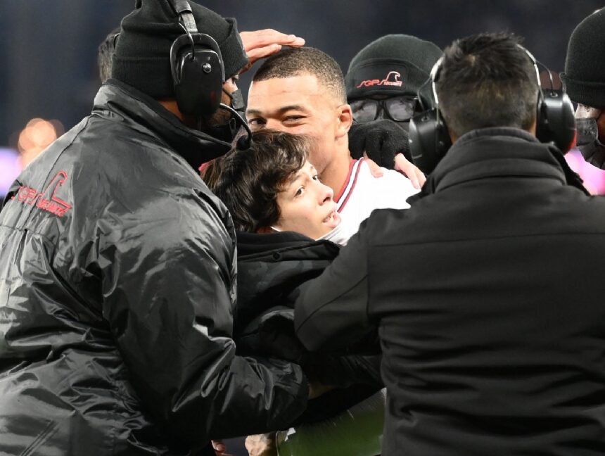 PSG flikt het alwéér in diepe eindfase: Mbappé feest met kleine veldbestormer